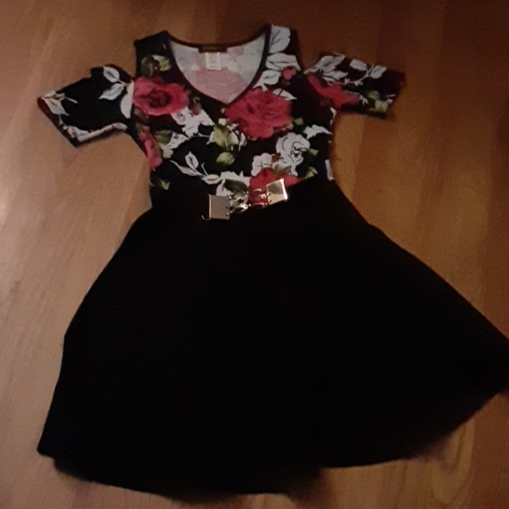 Shoulder cut out dress.